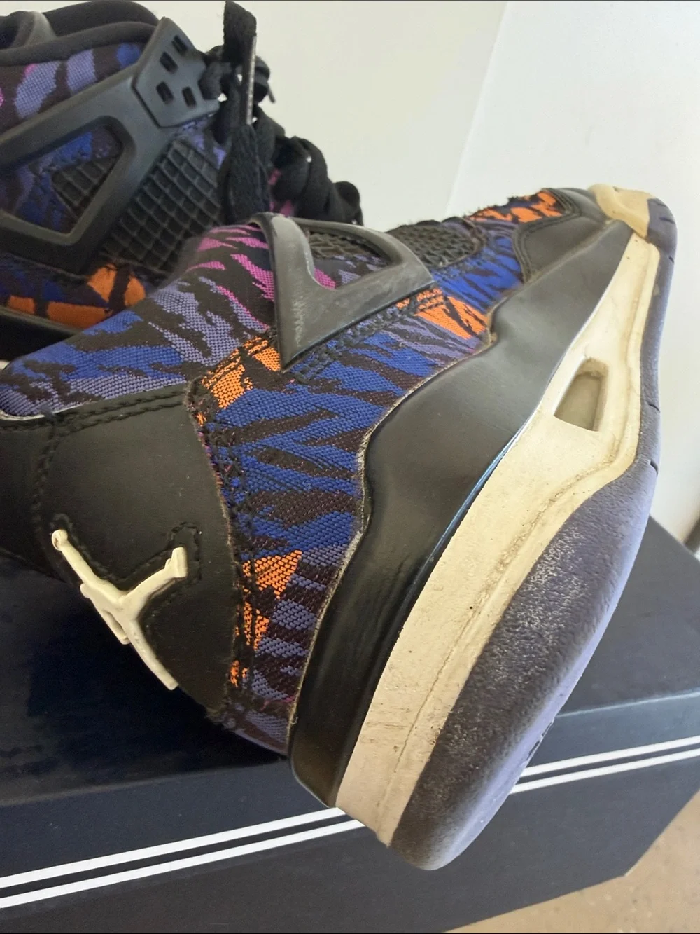Air Jordan 4 Retro SE GS “Tiger Stripes” Rush Violet / Racer Blue Size 6 Y.